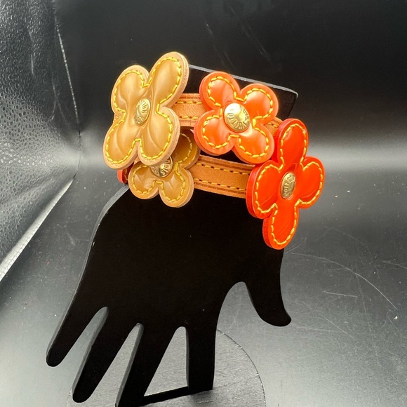 LOUIS VUITTON VERNIS LEATHER FLOWER DOUBLE WRAP BRACELET - Picture 1 of 10